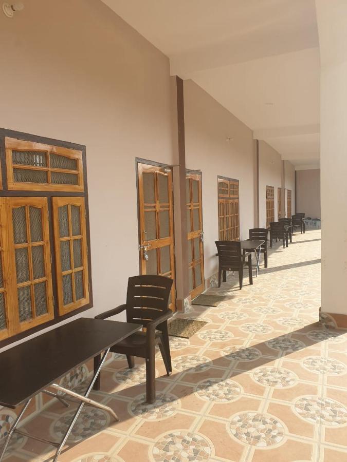 Jp International Naimisharanya Hotel Buitenkant foto