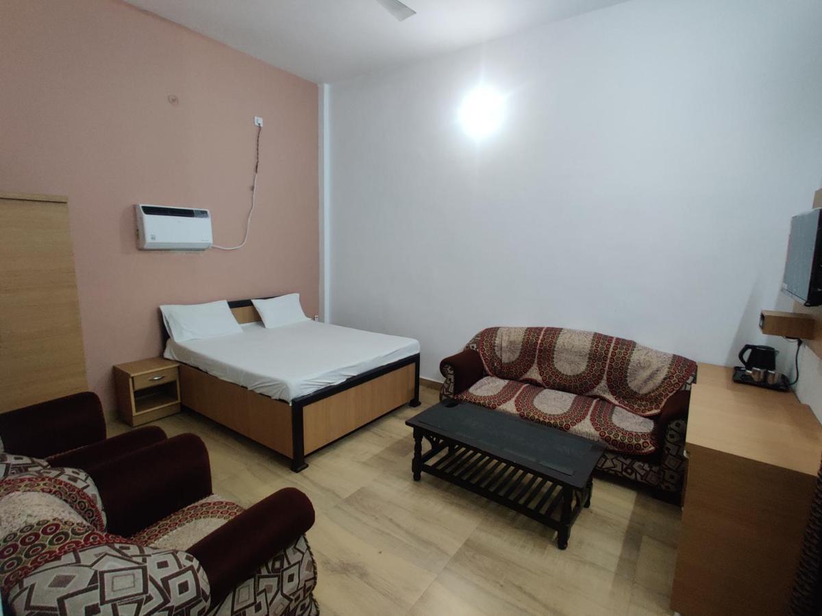 Jp International Naimisharanya Hotel Buitenkant foto