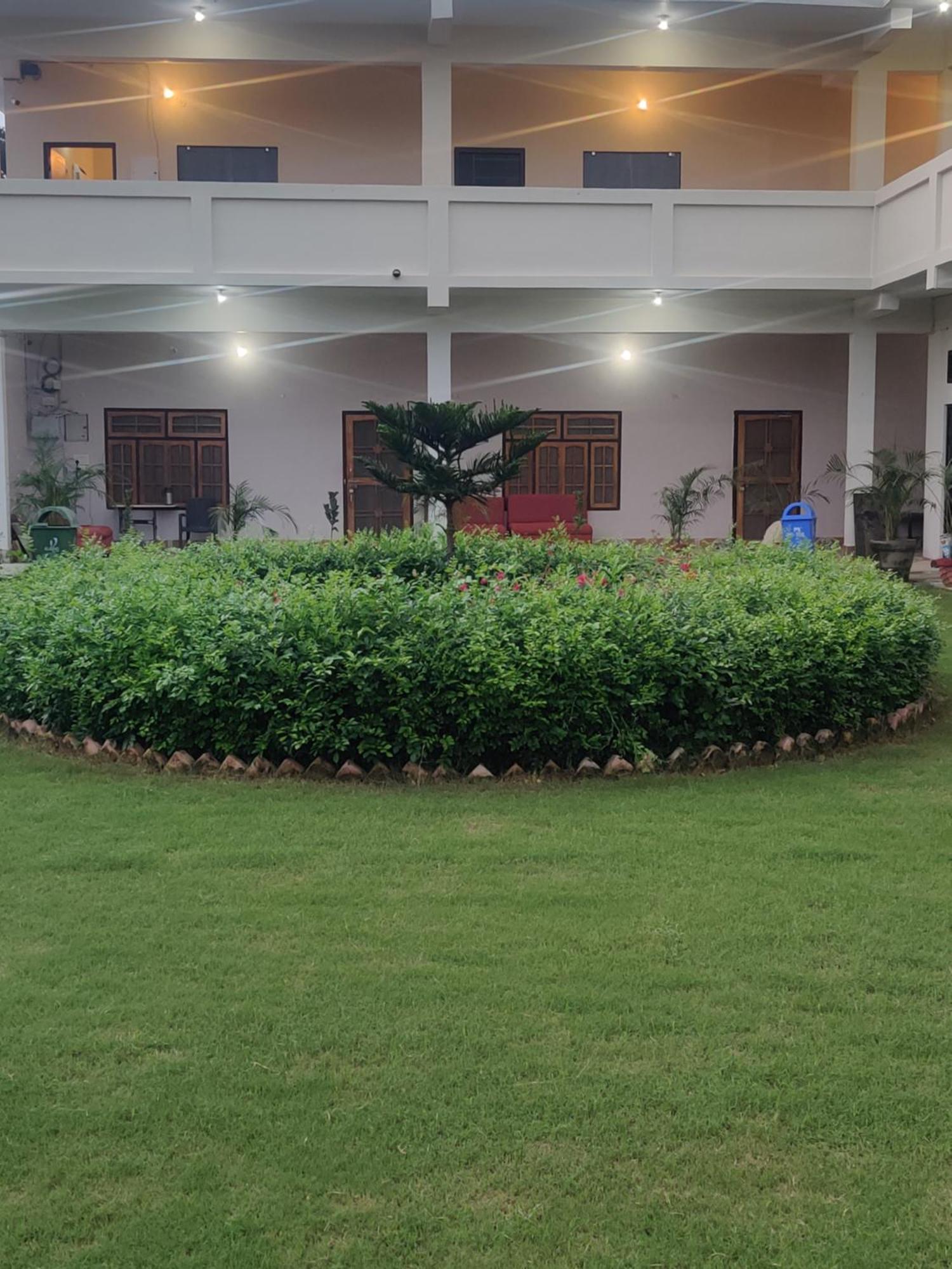 Jp International Naimisharanya Hotel Buitenkant foto