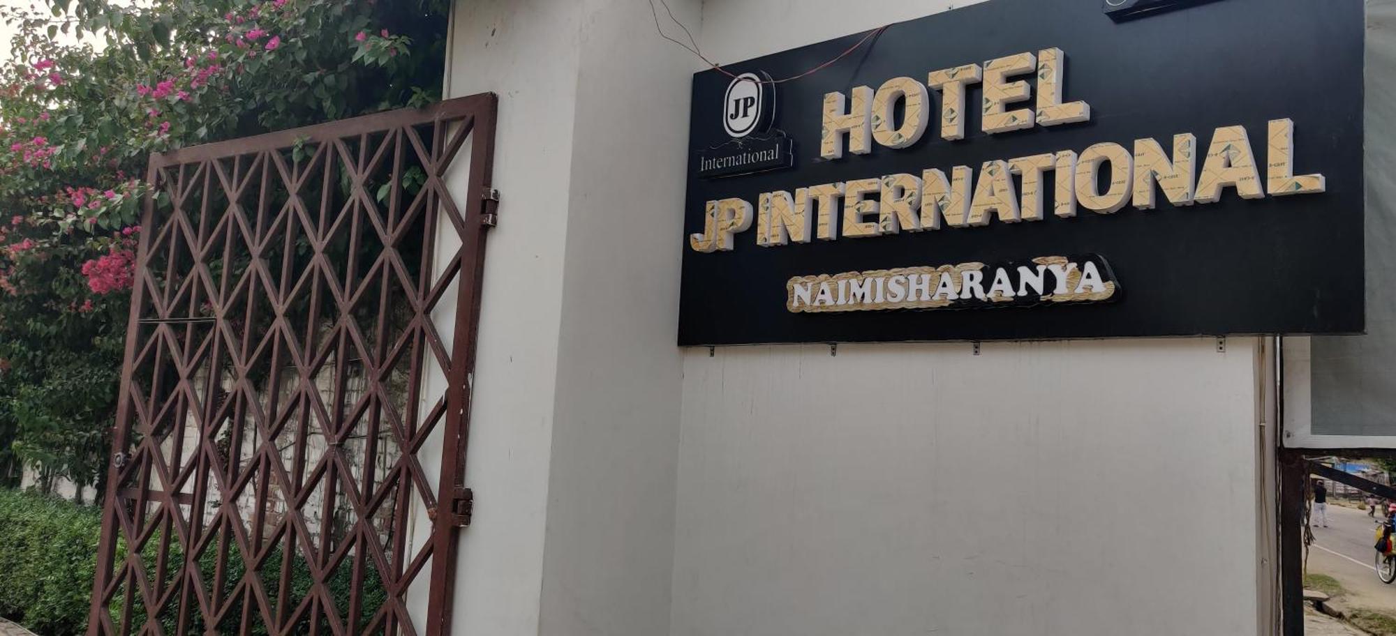 Jp International Naimisharanya Hotel Buitenkant foto